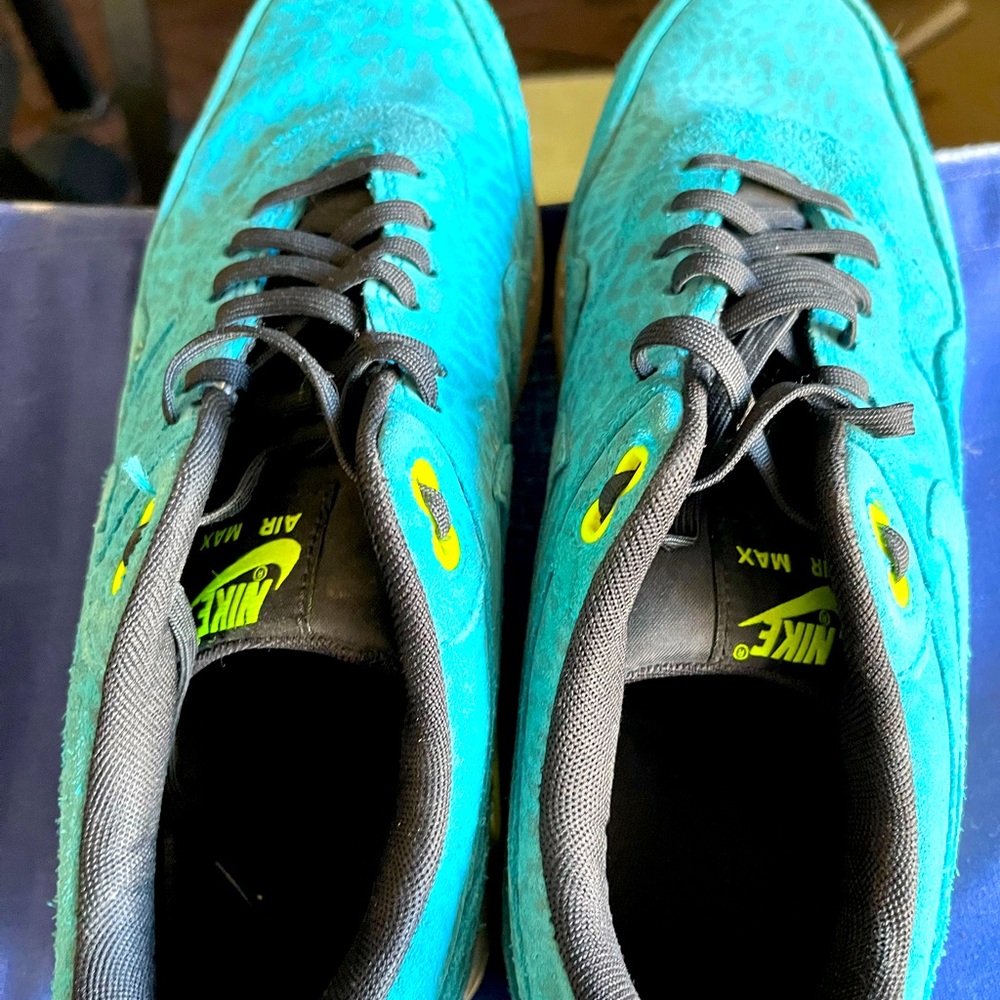 Nike Men’s Teal Athletic Sneakers with Black and Yellow Details